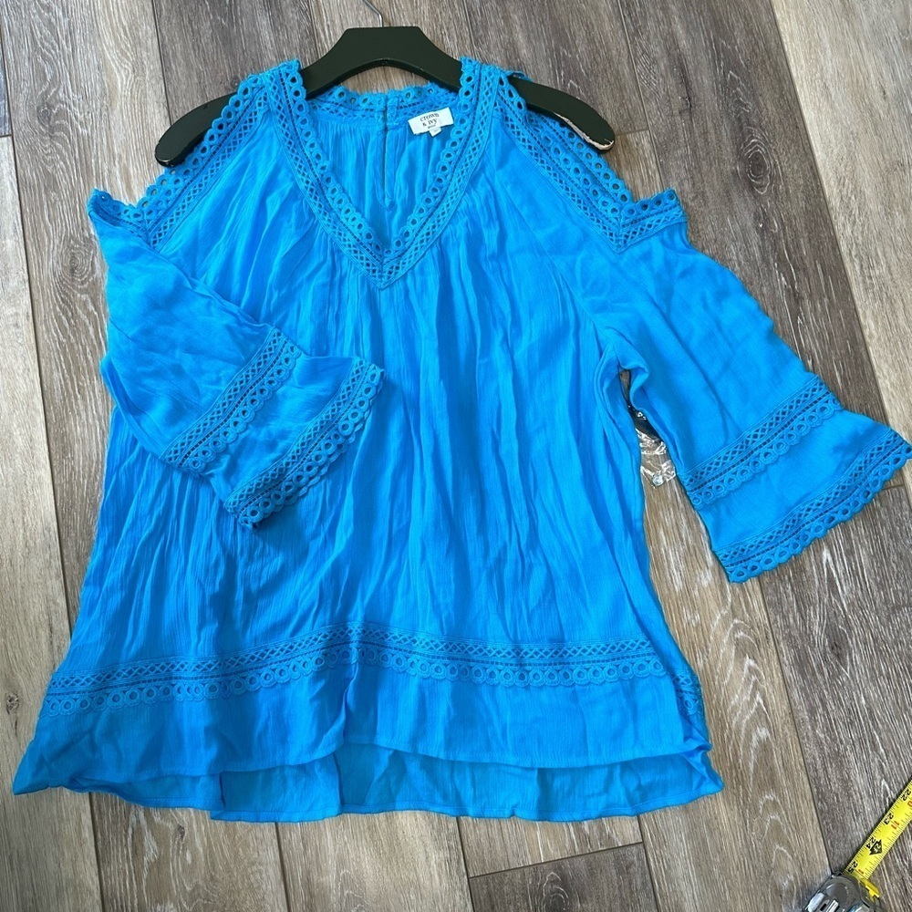 🛍️ cold shoulder top with lace trimmed new condition.